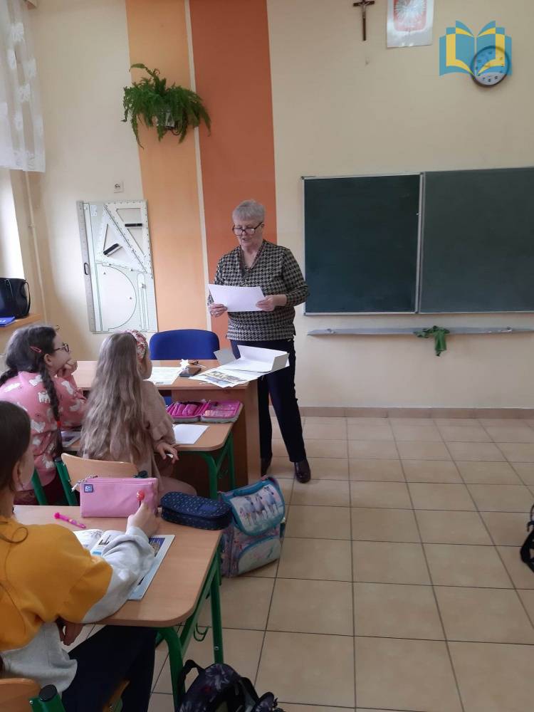 Zdjęcie: Bibliotekarz Filii w Sokolnikach prowadzi zajęcia z dziećmi w szkole podstawowej.